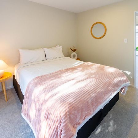 Luxury Beachside Living Elegant 3-Bedroom Haven Christchurch Buitenkant foto